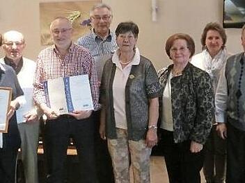 Die Geehrten des VdK Ludwigschorgast (von links): Hedwig Korn, Hilmar Sachs, Jürgen Pfeiffer, Eyke Fiedler, Betreuerin Heidi Hahn, stellvertretende Kreisvorsitzende Ruth Kadatz, Bürgermeisterin Doris Leithner-Bisani und Vorsitzender Fred Popp Foto: Tobias Braunersreuther