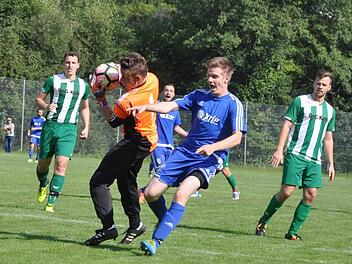 In dieser Szene kurz nach dem Wechsel reklamierte FC-Co-Trainer Johannes Sebald (blau), dass SpVgg-Keeper Christoph Schiffer das Leder nach seiner Ansicht außerhalb des Strafraums abfischte. Doch Referee Cataldo Delfino stand im Mittelkreis zu weit weg.  Fotos: Leo Hühnlein