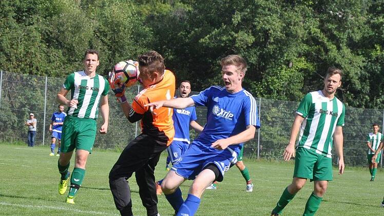 In dieser Szene kurz nach dem Wechsel reklamierte FC-Co-Trainer Johannes Sebald (blau), dass SpVgg-Keeper Christoph Schiffer das Leder nach seiner Ansicht außerhalb des Strafraums abfischte. Doch Referee Cataldo Delfino stand im Mittelkreis zu weit weg.  Fotos: Leo Hühnlein