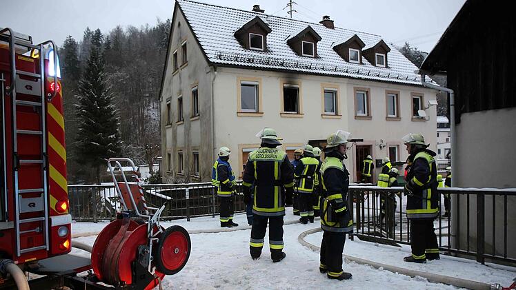 In einem völlig verqualmten Zimmer fand die Feuerwehr am Freitagmorgen den 65-jährigen Bewohner.  Foto: NEWS5 / Fricke
