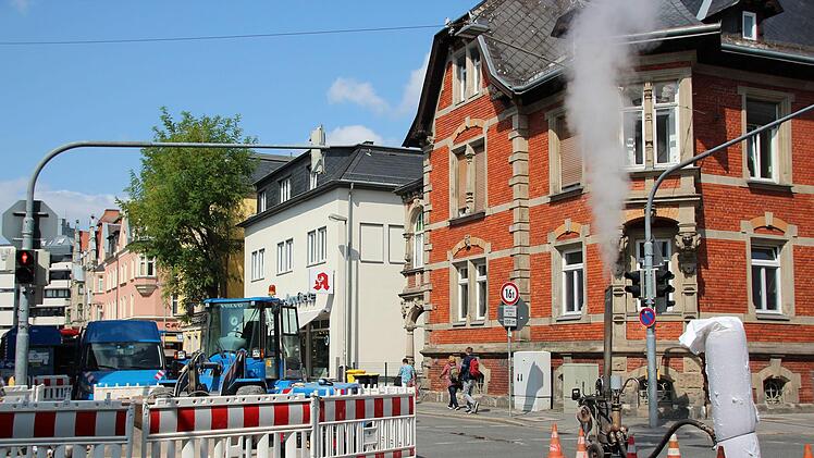 Die SÜC erneuern im Kreuzungsbereich einen Fernwärmeschacht.Foto: Svenja Sollmann