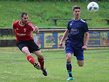 Volle Kraft voraus im Derby: Bad Br&uuml;ckenaus Routinier Sebastian Ziegler (links) setzt sich gegen den Oberleichtersbacher Youngster Benedikt Geppert durch. Foto: Sebastian Schmitt