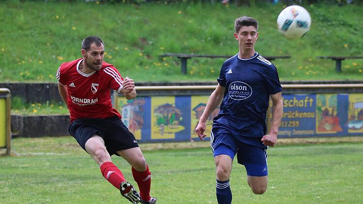 Volle Kraft voraus im Derby: Bad Br&uuml;ckenaus Routinier Sebastian Ziegler (links) setzt sich gegen den Oberleichtersbacher Youngster Benedikt Geppert durch. Foto: Sebastian Schmitt