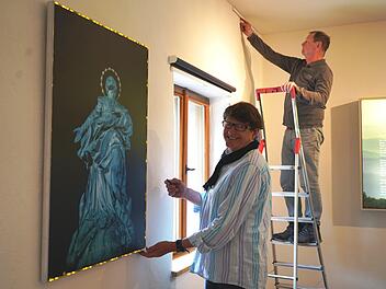 Falk Ziebarth (links) und sein Künstlerkollege Matthias Rug sind dabei, die Bilder der neuen Ausstellung im Bruder-Franz-Haus aufzuhängen.  Kathrin Kupka-Hahn