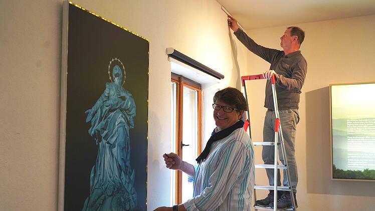 Falk Ziebarth (links) und sein Künstlerkollege Matthias Rug sind dabei, die Bilder der neuen Ausstellung im Bruder-Franz-Haus aufzuhängen.  Kathrin Kupka-Hahn