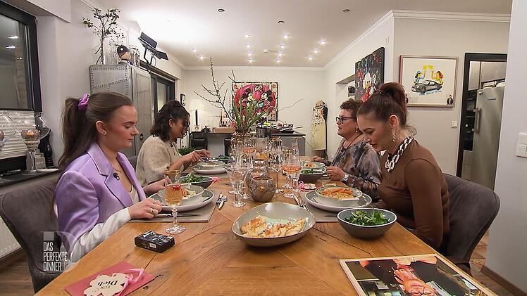 Das Hauptgericht: Kalbsragout mit Kräuterspatzen. Pescetarierin Melanie bekommt Fisch.