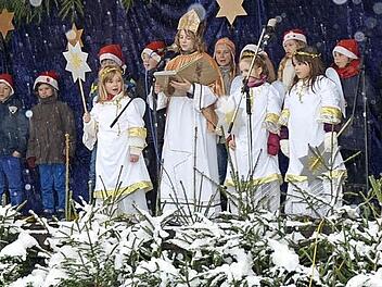 Das Christkind Hannah Reuth mit Engeln und Schulkindern eröffnete mit einem Prolog den Weihnachtsmarkt in Rothenkirchen.  Foto: Karl-Heinz Hofmann