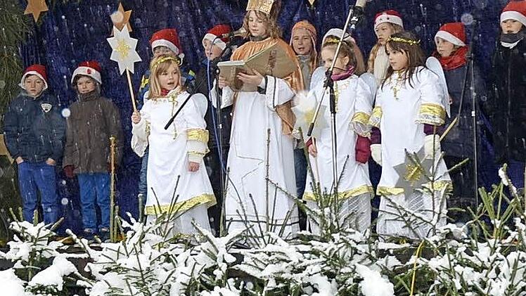 Das Christkind Hannah Reuth mit Engeln und Schulkindern eröffnete mit einem Prolog den Weihnachtsmarkt in Rothenkirchen.  Foto: Karl-Heinz Hofmann