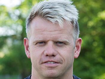 Für Andreas Lang steht morgen das Punktspiel-Debüt als Trainer des SV Friesen an. Foto: Heinrich Weiß