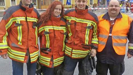 Vier von ganz vielen Helfern beim Marathon: (v. l.) Martin Neuner, Susi Teichman, Andreas Weisel und Josef Schmuck von der Feuerwehr Ebermannstadt.  Foto: Carmen Schwind