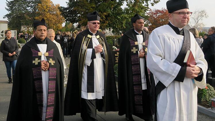Auszug aus dem Friedhof, von links: Subsidiar Antony James Nangachiveettil, Dekan Kilian Kemmer, Pater Binu James Puthenkunnel, davor Diakon Georg Paszek  Foto: Johanna Blum