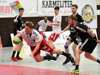 Matthias Grünert (am Ball) erzielte mit sechs Toren seine persönliche Saisonbestleistung. Dennoch erwies sich Titelanwärter HC Elbflorenz beim 34:24-Sieg als zu stark für den HSC. Foto: Anand Anders