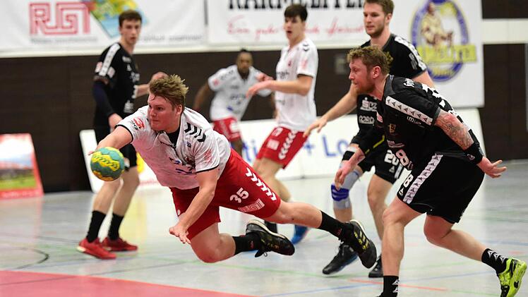 Matthias Grünert (am Ball) erzielte mit sechs Toren seine persönliche Saisonbestleistung. Dennoch erwies sich Titelanwärter HC Elbflorenz beim 34:24-Sieg als zu stark für den HSC. Foto: Anand Anders