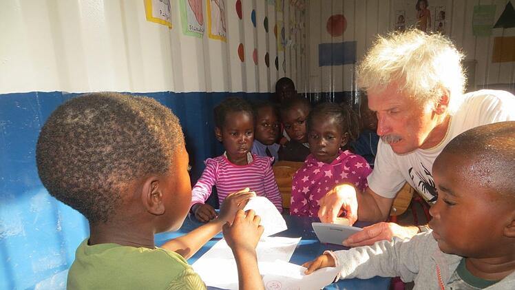 Roland Grebner im Kindergarten-Container Foto: privat