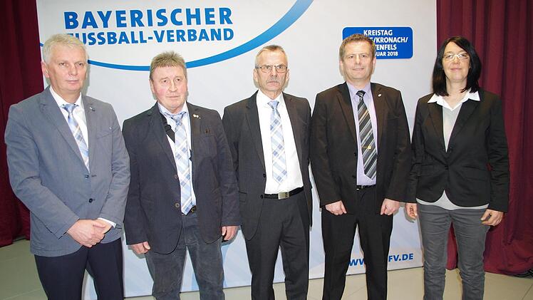 Dem BFV-Kreisausschuss gehören für die nächsten vier Jahre an: (von links) Kreisjugendleiter Michael Deuerling, Siegfried Baier als Vorsitzender des Kreissportgerichts, Kreisvorsitzender und -spielleiter Egon Grünbeck, Kreisschiedsrichter-Obmann Ulrich Pochmann und Monika Jüttner, Kreisbeauftragte für Frauen- und Mädchenfußball.