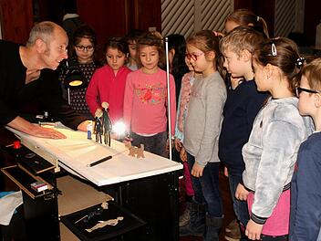 Der "Meister des Schattentheaters", Norbert Götz, ließ seine kleinen Zuschauer auch einen Blick hinter die Leinwand werfen.Günther Geiling