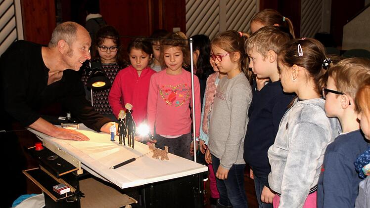 Der "Meister des Schattentheaters", Norbert Götz, ließ seine kleinen Zuschauer auch einen Blick hinter die Leinwand werfen.Günther Geiling