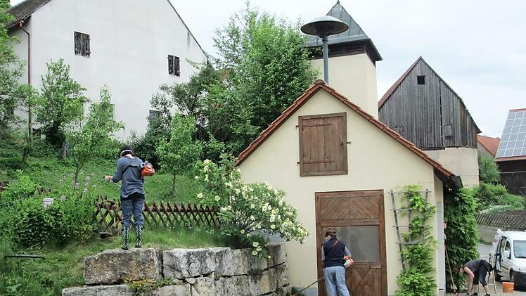 Beim Dorfputzen