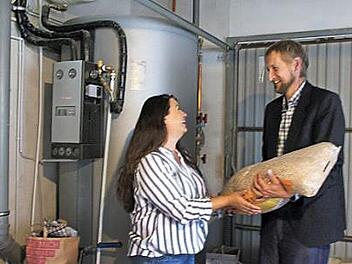 Eingebaut wurde im Zuge der aufwendigen Sanierung des Hauses der Familie Roth auch eine neue Pelletsheizung. Das Bild zeigt Nicole Roth und Klimaschutzberater Jürgen Ramming. Foto: Veronika Schadeck