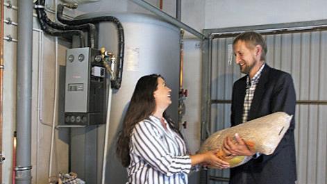Eingebaut wurde im Zuge der aufwendigen Sanierung des Hauses der Familie Roth auch eine neue Pelletsheizung. Das Bild zeigt Nicole Roth und Klimaschutzberater Jürgen Ramming. Foto: Veronika Schadeck