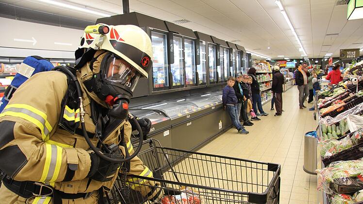 Die Kirchweih&uuml;bung der Ebersdorfer Feuerwehr f&uuml;hrte die Atemschutzger&auml;tetr&auml;ger in den Aldi-Markt - eine &Uuml;berraschung, die bei allen Beteiligten gut ankam. - Foto: Alexandra Kemnitzer