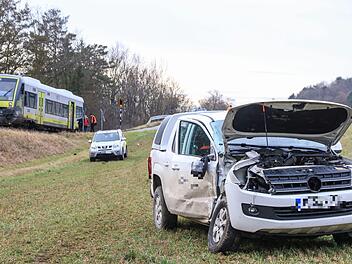 In Oberfranken ist es am Dienstag zu einem Unfall gekommen, bei dem ein Zug in ein Auto gekracht ist. Foto: Merzbach/News5
