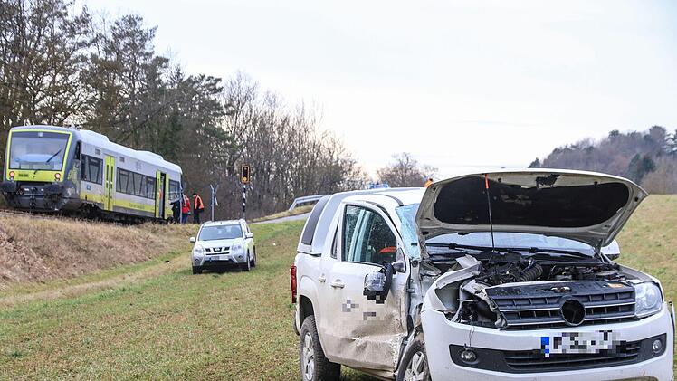 In Oberfranken ist es am Dienstag zu einem Unfall gekommen, bei dem ein Zug in ein Auto gekracht ist. Foto: Merzbach/News5