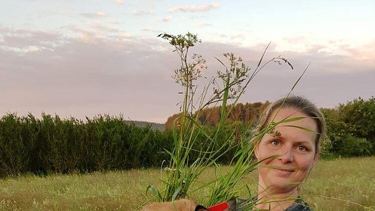 Steffi Götz und ein gerettetes KitzFoto: privat