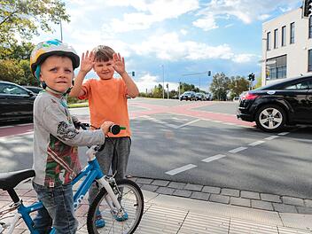 Valentin (4 Jahre alt, links) und Johannes (5) wohnen an der Alten Seilerei. Auf dem Weg zum Kindergarten, zum Einkaufen und zum Spielplatz auf der Erba-Insel müssen sie die große Kreuzung überqueren. Ihre Eltern halten diese für zu uneinsichtig und gefährlich. Matthias Hoch