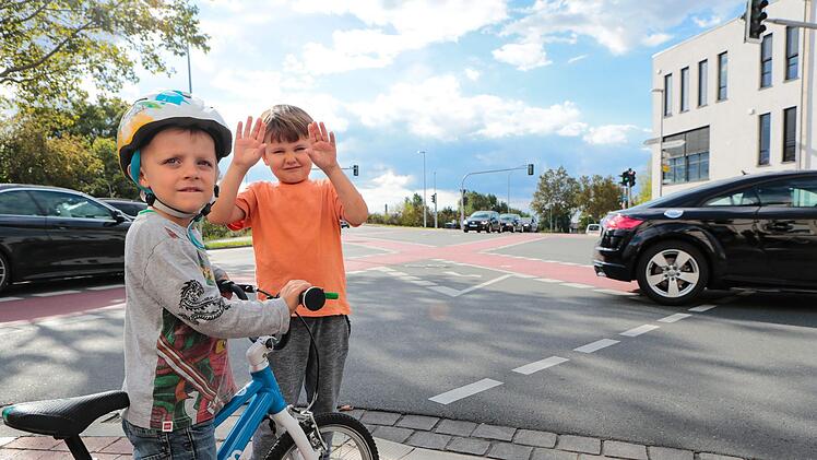 Valentin (4 Jahre alt, links) und Johannes (5) wohnen an der Alten Seilerei. Auf dem Weg zum Kindergarten, zum Einkaufen und zum Spielplatz auf der Erba-Insel müssen sie die große Kreuzung überqueren. Ihre Eltern halten diese für zu uneinsichtig und gefährlich. Matthias Hoch
