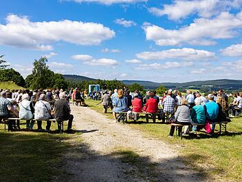 Unter Gottes weitem Himmel trafen sich die Gl&auml;ubigen zum Gebet.