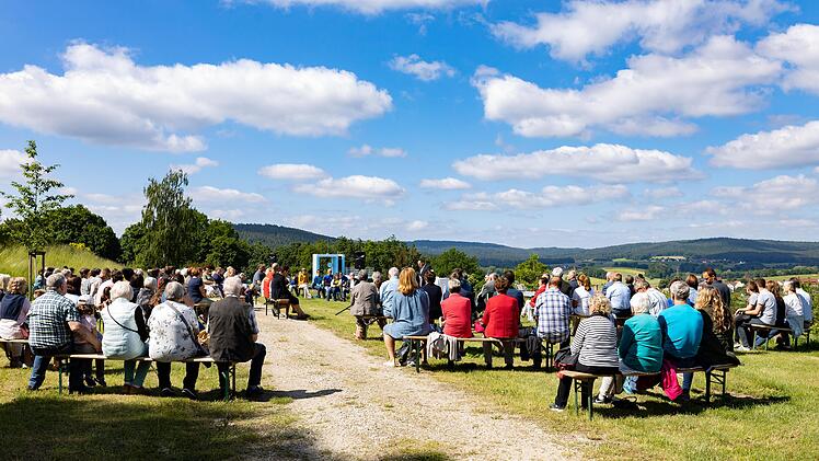 Unter Gottes weitem Himmel trafen sich die Gl&auml;ubigen zum Gebet.