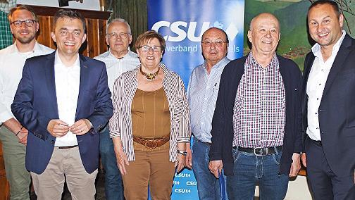 Neuanfang und Ehrungen bei der CSU Wallenfels: Ortsvorsitzender Sven Hofmann (links), B&uuml;rgermeister Jens Korn (2.v.l.) und Kreisvorsitzender J&uuml;rgen Baumg&auml;rtner (rechts) konnten langj&auml;hrige Mitglieder ehren (v.l.): Reinhard M&uuml;ller-Gei, Gisela Zeitler, Wolfgang Kotschenreuther und Hans M&uuml;ller-Gei.