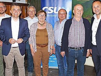 Neuanfang und Ehrungen bei der CSU Wallenfels: Ortsvorsitzender Sven Hofmann (links), Bürgermeister Jens Korn (2.v.l.) und Kreisvorsitzender Jürgen Baumgärtner (rechts) konnten langjährige Mitglieder ehren (v.l.): Reinhard Müller-Gei, Gisela Zeitler, Wolfgang Kotschenreuther und Hans Müller-Gei.