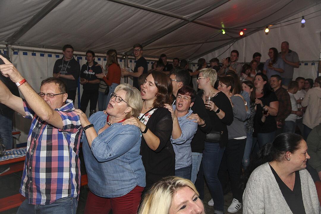 Die Landjugend Zaubach hat zum Kerwatanz eingeladen.