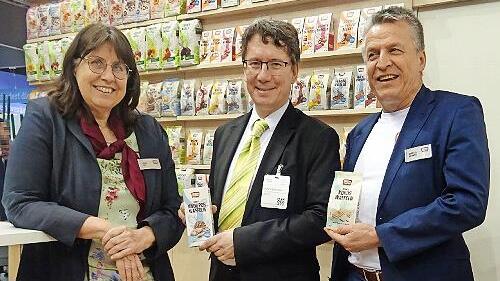 Irene Reif (links) und Andreas Wenning (rechts), Gesch&auml;ftsf&uuml;hrer der Minderleinsm&uuml;hle, erl&auml;utern Kreisrat Manfred Bachmayer das neue Design der Marke Rosengarten.