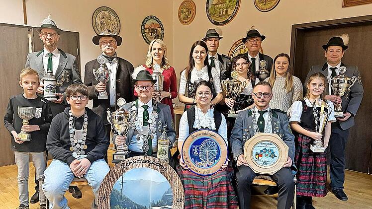 Dies sind die Majest&auml;ten und Pokalgewinner 2026 der Pinzberger Bavaria-Sch&uuml;tzen.