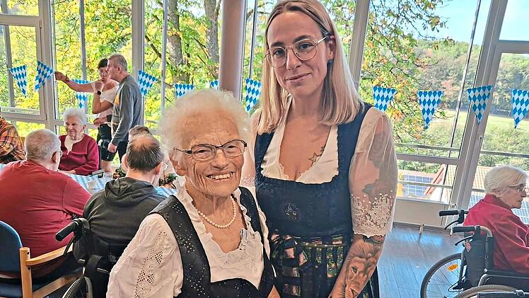 Bewohnerin mit einer Mitarbeiterin der AWO bei einem gemeinsamen Moment.Lisa B&ouml;hme