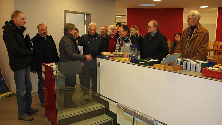 Die Kellerräume möchte Alfred Neugebauer (rechts) auch noch für den Kindergarten nutzen.