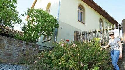 Andrea Mohr vor der Alten Schule in Morlesau