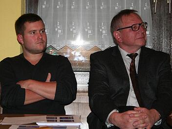 Tobias Weiß (l), der Nachfolger von VG-Kämmerer Reinhard Holzenleuchter, verfolgte gemeinsam mit Bürgermeister Waldemar Kleetz Holzenleuchters letzte Präsentation der Gremsdorfer Zahlen. Foto: Evi Seeger