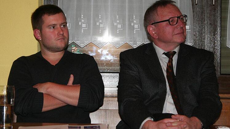 Tobias Weiß (l), der Nachfolger von VG-Kämmerer Reinhard Holzenleuchter, verfolgte gemeinsam mit Bürgermeister Waldemar Kleetz Holzenleuchters letzte Präsentation der Gremsdorfer Zahlen. Foto: Evi Seeger
