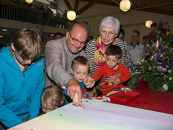 Groß und klein aus der Gemeinde hinterließ seine Fingerabdrücke in Regenbogenfarben. Fotos: Klaus Gagel