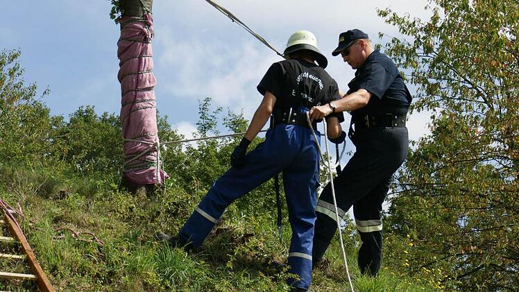 Auch Bergungen gehören zum Aufgabenspektrum der Feuerwehr, an der steilen Böschung oberhalb des Zeltplatzes konnten sich die Jugendlichen im Abseilen ausprobieren.