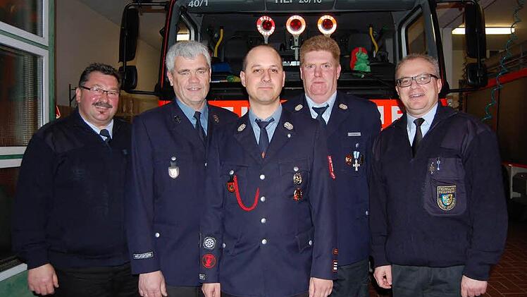 Glückwünsche zur Wiederwahl der Kommandanten (von links): Kreisbrandinspektor Gerhard Elflein, Bürgermeister Bernhard Storath, Kommandant Georg Gäbelein, sein Stellvertreter Alexander Zahner und Kreisbrandrat Timm Vogler. Foto: A.Welz