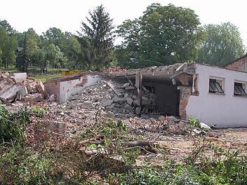Mit Abbruch des nicht mehr nutzbaren Stall-/Scheunentrakts eines früheren landwirtschaftlichen Anwesens an der Weidhäuser Straße haben die Vorbereitungen zur Erschließung des Baugebiets "Am Dorfberg" begonnen. Foto: Klaus Oelzner
