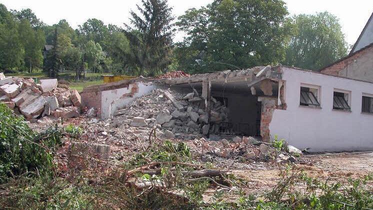 Mit Abbruch des nicht mehr nutzbaren Stall-/Scheunentrakts eines früheren landwirtschaftlichen Anwesens an der Weidhäuser Straße haben die Vorbereitungen zur Erschließung des Baugebiets "Am Dorfberg" begonnen. Foto: Klaus Oelzner