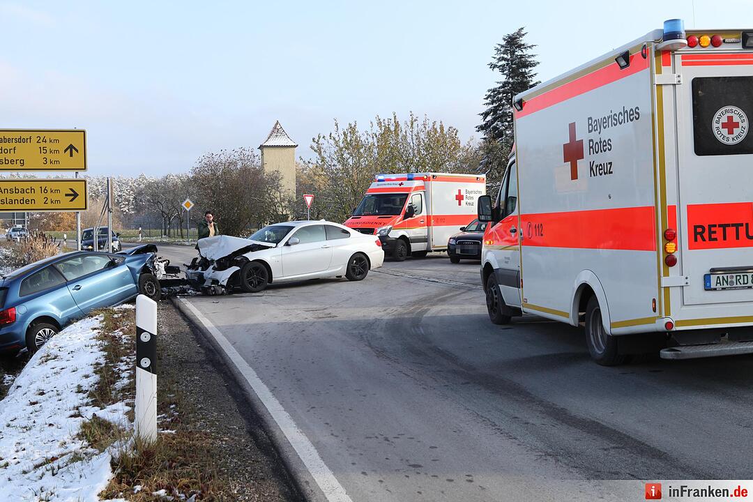 Frontalcrash nach Vorfahrtsmissachtung – Auto landet im Graben