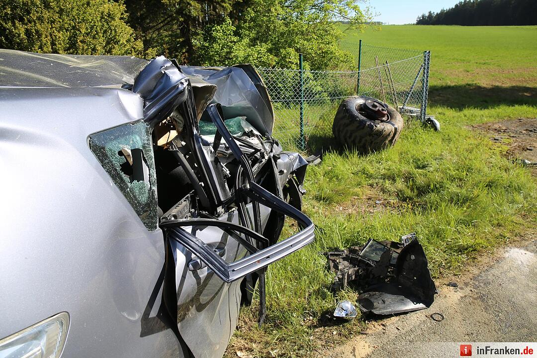 Kreis Hof: Auto kracht auf Holztransporter – Mutter und ihre zwei Kinder schwer verletzt