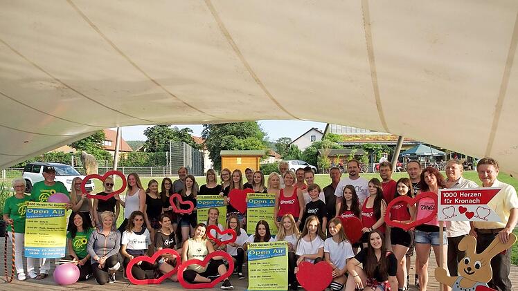 Die Künstler für das Open Air- Festival mit Initiator und Organisator Gerhard Burkert- Mazur (r.) Foto: Lorenz Setale